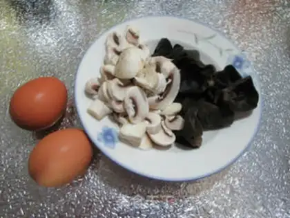 Make Fungus and eggs soup step 0