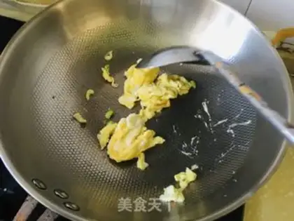 Make Egg and ketchup noodles step 1