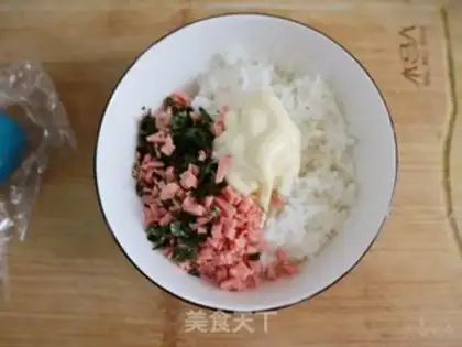 Make Seaweed ham rice step 2