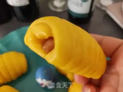 Make caterpillar sausage roll step 19