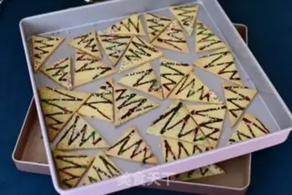 Make Christmas crackers step 5
