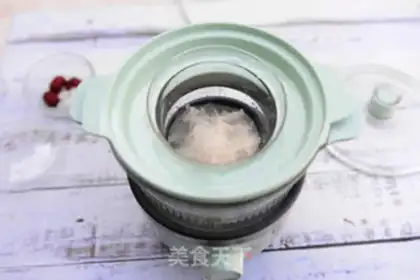 Make "Red-tree ice cream swallow nest." step 1