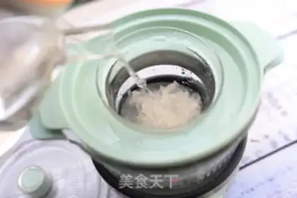 Make "Red-tree ice cream swallow nest." step 2
