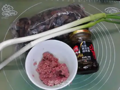 Make Mushroom beef, black wheat bun step 0