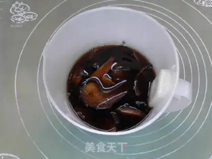 Make Mushroom beef, black wheat bun step 1