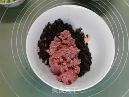 Make Mushroom beef, black wheat bun step 4