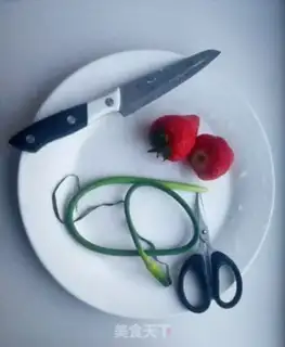 Make Strawberry garlic roses step 1