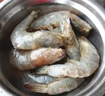 Make Spicy and back shrimp step 0