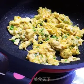 Make Garlic fried eggs step 6