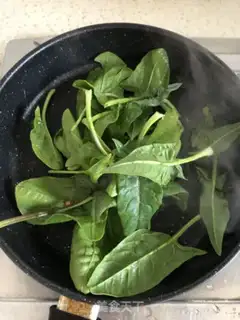 Make Ginger spinach step 1