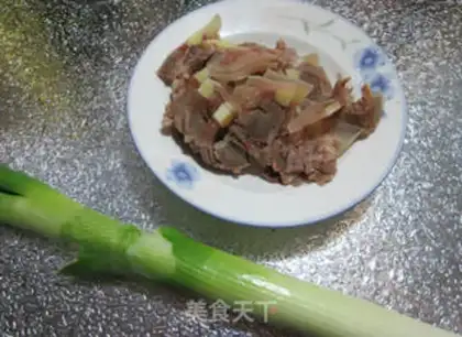 Make Onion fried lamb step 0