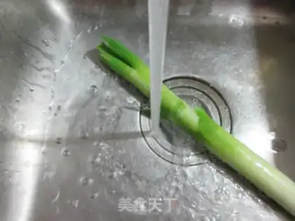 Make Onion fried lamb step 1