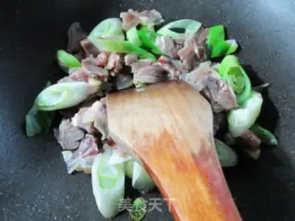 Make Onion fried lamb step 4