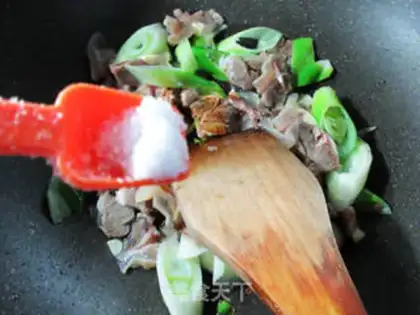 Make Onion fried lamb step 6