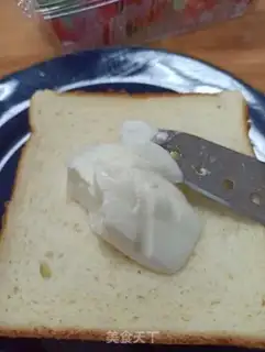 Make Strawberry yogurt toast step 1