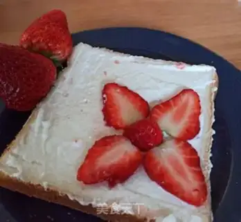Make Strawberry yogurt toast step 4