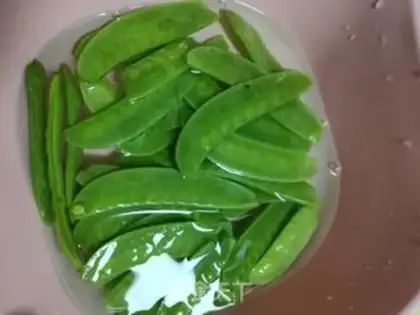 Make Sesame sauce with Dutch beans step 1
