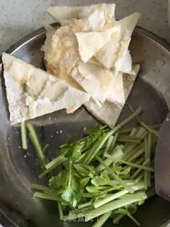 Make Celery pretzels step 0