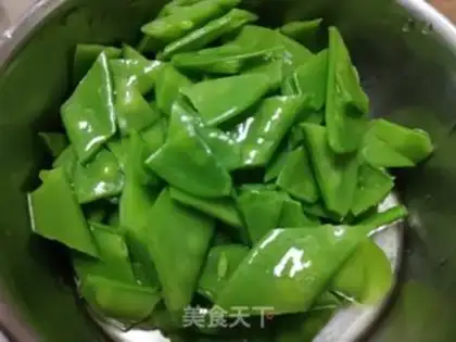 Make Sesame sauce with Dutch beans step 7