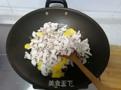Make Mushroom fried eggs step 4