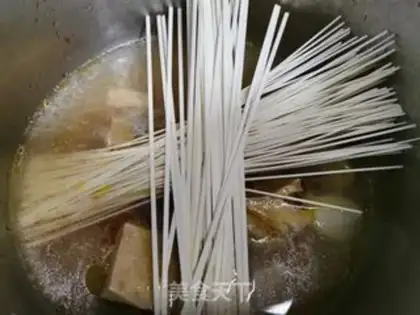 Make Cowtail carrot soup noodles step 2