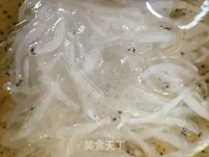 Make Silverfish tomato fried eggs step 1
