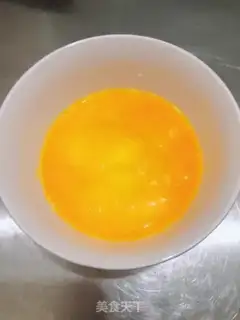 Make A simple tomato fried egg step 1