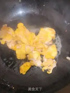 Make A simple tomato fried egg step 2