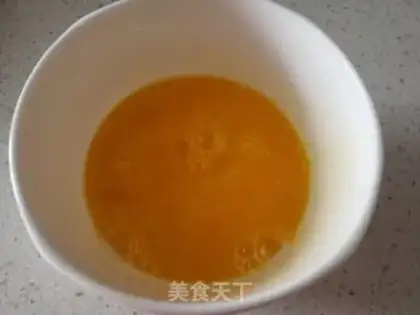 Make Scrambled eggs step 1