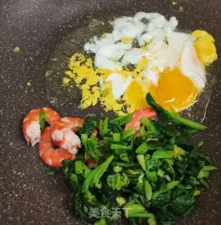 Make Pine shrimp fried rice step 2