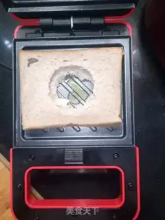 Make Egg core, black and wheat toast step 1