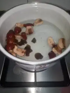 Make Cinnamon-red dates, sweet soup step 1