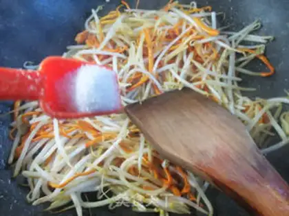Make Scrambled green beans step 2