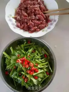 Make Celery fried lamb step 1