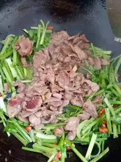 Make Celery fried lamb step 4