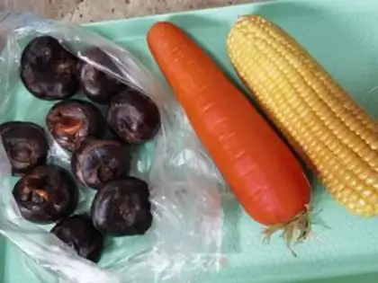 Make Carrot horse-toe corn bouquet soup step 0