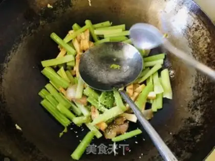 Make Celery fried tofu step 4