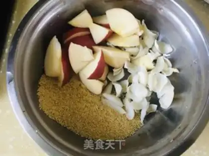 Make Little rice lily apple porridge step 0