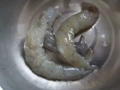 Make Shrimp spinach fried eggs step 1