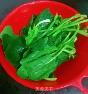 Make Spinach fried eggs step 1
