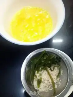 Make Shrimp-covered eggs step 1