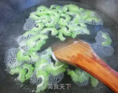 Make The ham, the shrimp, the bitter melon step 4