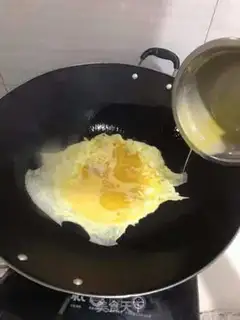 Make Scrambled eggs step 1