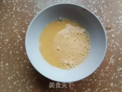 Make Garlic fried eggs step 1