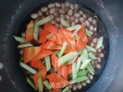 Make Home-based water boils five-smelt peanuts step 4