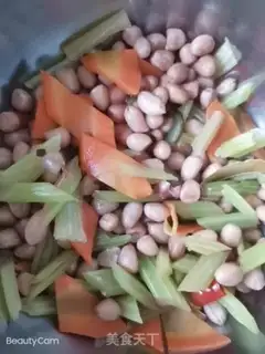Make Home-based water boils five-smelt peanuts step 5