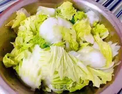 Make Pork cabbage sea urchins tofu fan soup step 1