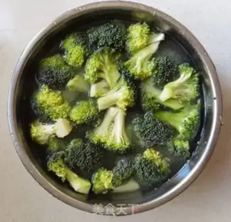 Make Garlic broccoli step 1