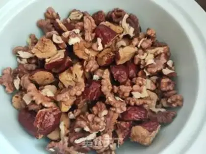 Make Red dates steaming walnuts step 5
