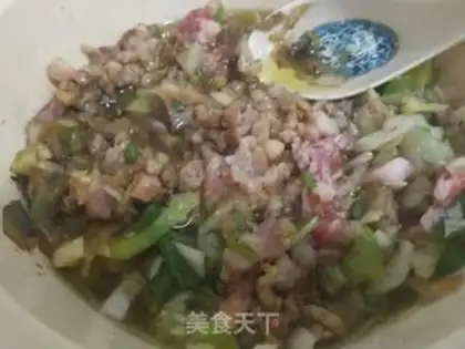 Make Frozen celery pork dumplings step 2